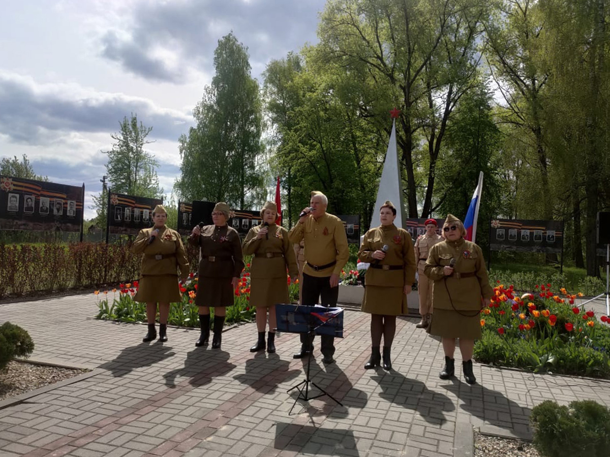 Митинг, посвящённый 80-летию Великой Победы в п. Тёплое на аллее ветеранов у обелиска воинам-землякам..
