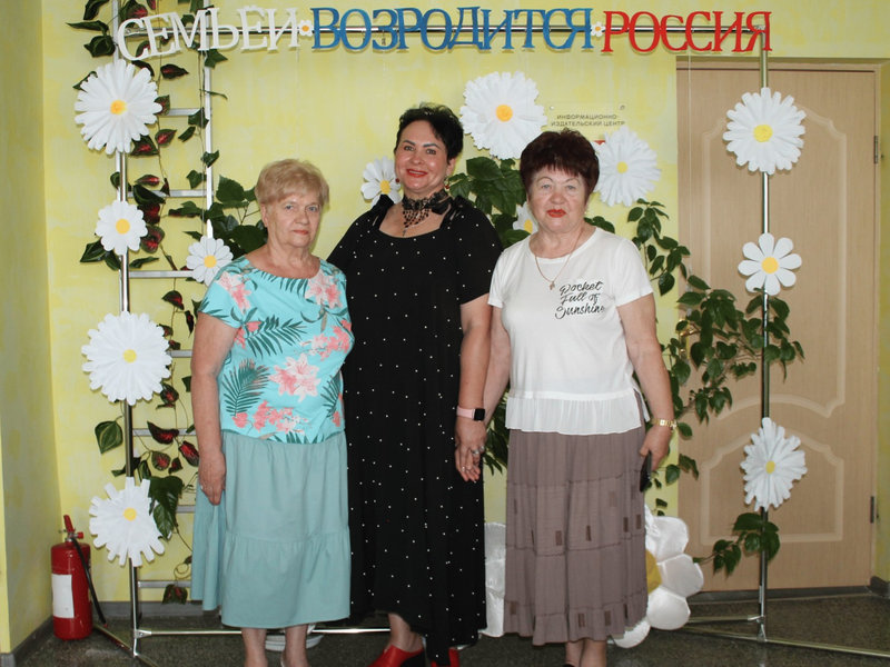 Фотозона «Семьей возродится Россия».