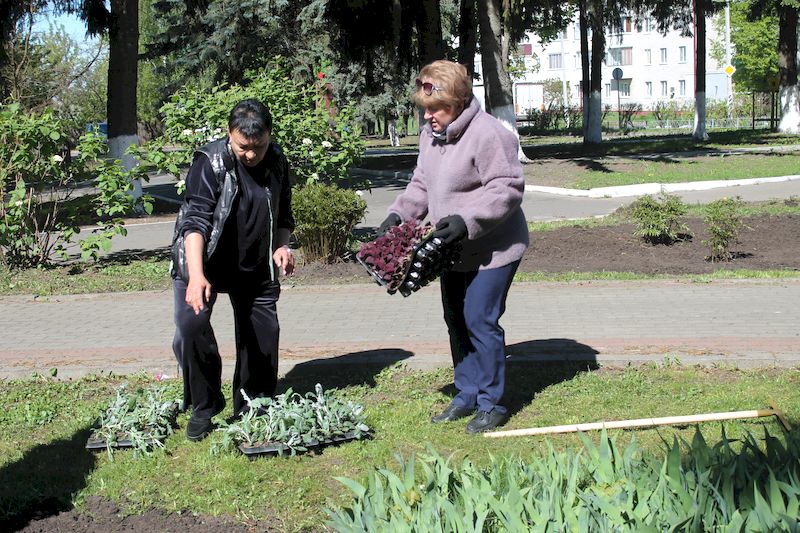 В цветочном убранстве.