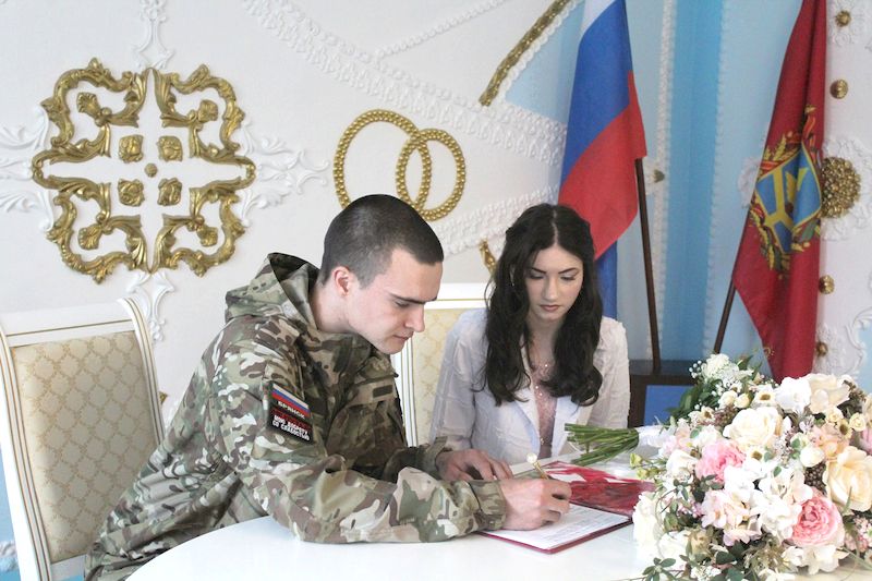 Карачевские защитники создали семьи в праздничный день.
