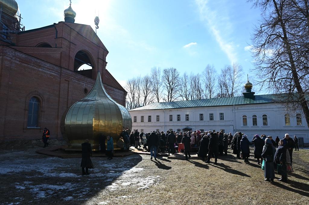 монастырь.