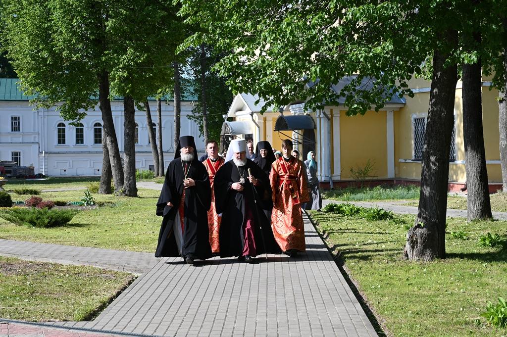 монастырь.