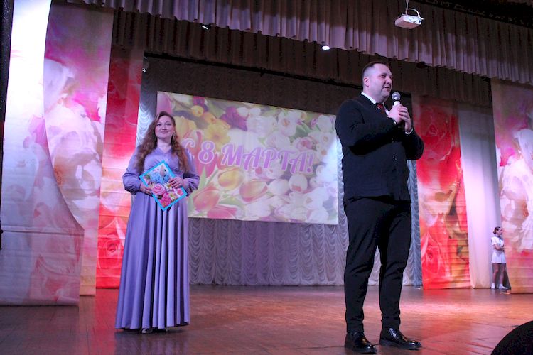 Женщине к лицу весна. Женщине к лицу весна.